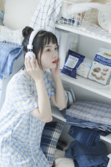 女生把球球给男生抓的视频